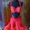 Czerwona sukienka ze strusimi piórami